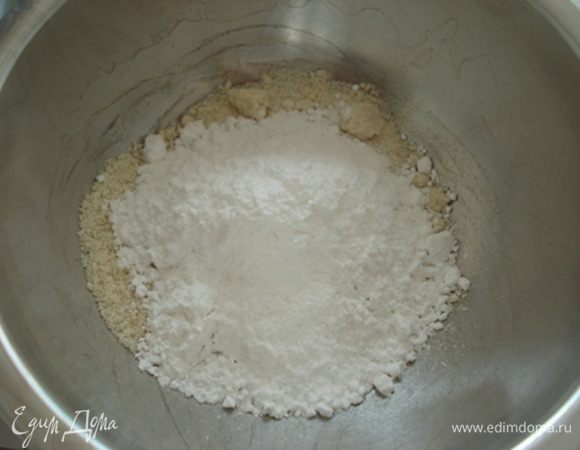 Миндальную муку смешать с сах.пудрой.