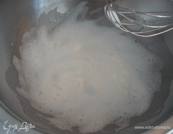 Отдельно взбить белки до легких пиков.Всыпать сахар и продолжать взбивать до устойчивых пиков.
Духовку разогреть до 180°.Залить тесто в форму и выпекать 10-15 мин.
Готовый бисквит остудить.