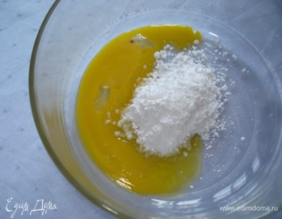 Желтки растереть с сах.пудрой.

