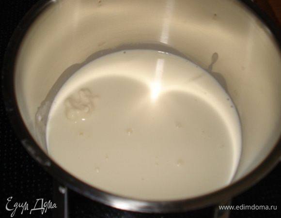 Сливки в кастрюльке довести до кипения,снять с огня,дать немного остыть.
