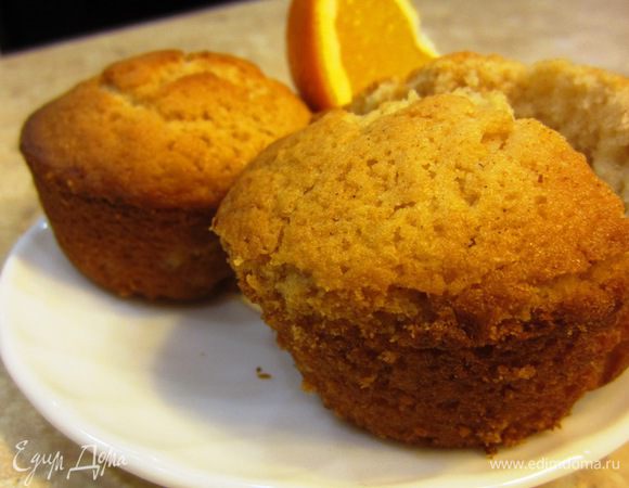 Все очень просто, тем не менее вкуснотень. В оригинальном рецепте маффины подаются с заварным кремом, но мы поступили проще - ели их со свежими апельсинами :)