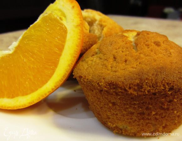 Натрите цедру апельсина на мелкой терке. Выжмите сок в отдельную посуду