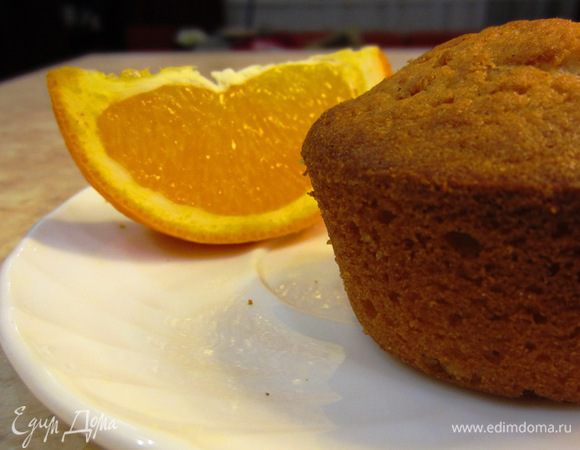 Добавьте яйца, сок апельсина и цедру. Хорошо перемешайте, чтобы сахар растворился.