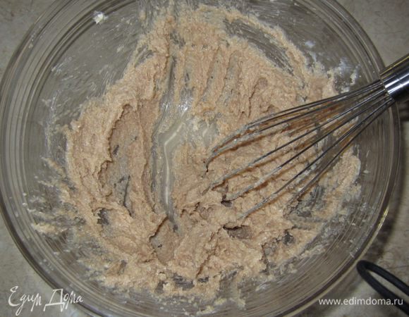 Просейте муку в смесь, добавьте разрыхлитель. Замесите некрутое тесто.