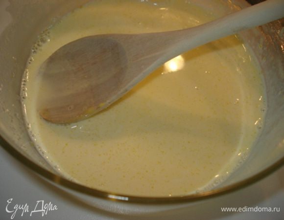 Ввести аккуратно сливки в желтки,быстро перемешивая смесь.
