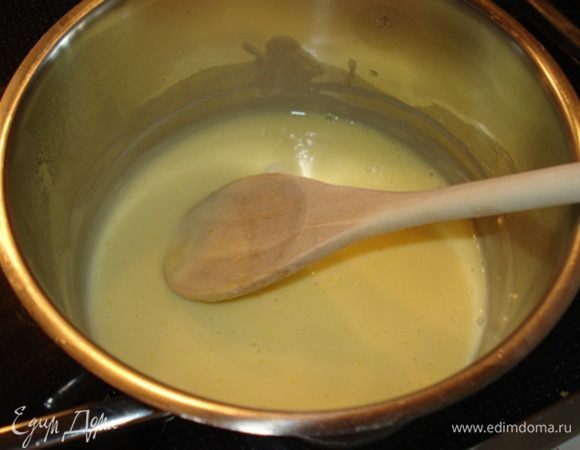 Затем перелить смесь в кастрюльку,поставить на малeнький огонь и варить до небольшого загустения.
