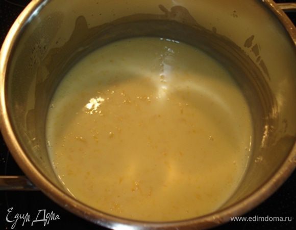 Снять с огня,добавить желатин,перемешать и добавить апельсиновое пюре.ПЕремешать и охладить до комнатной температуры.
