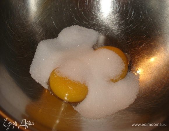 Желтки растереть с сахаром.

