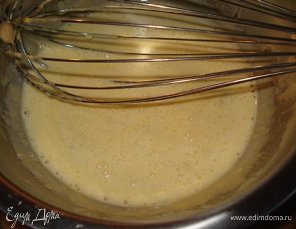 Осторожно влить массу из нуги и молока в желтки,перемешать. 
