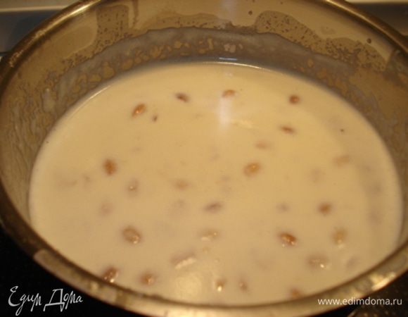 ПЕрелить массу в кстрюлю,варить на медленном огне до загустения.
Снять крем с огня,растворить в нем желатин.
Дать крему остыть.
