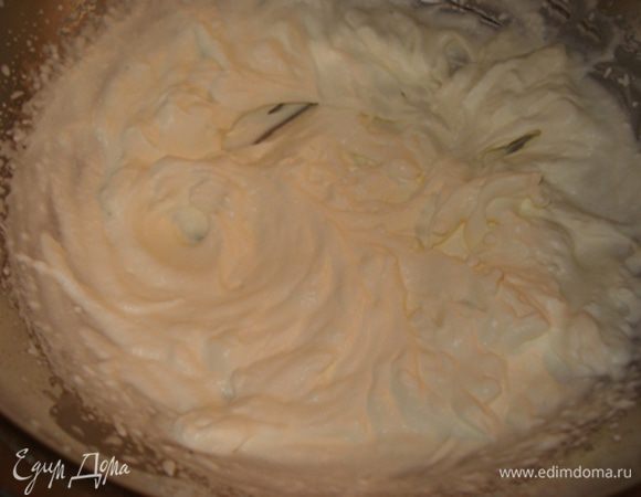 Отдельно взбить сливки до устойчивых пиков.
Влить в сливки крем из нуги,перемешать.