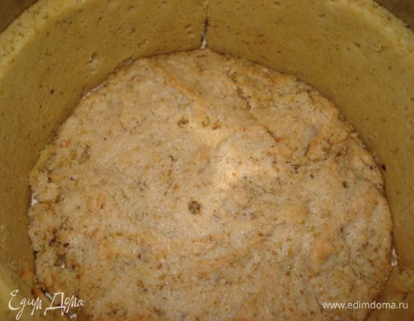 Сборка торта:
Из бисквита Dacquoise вырезать круг нужного диаметра.
Бисквит Joconde разрезать на полоски шириной 5-6 см.
На дно формы аккуратно положить круг из бисквита Dacquoise.
