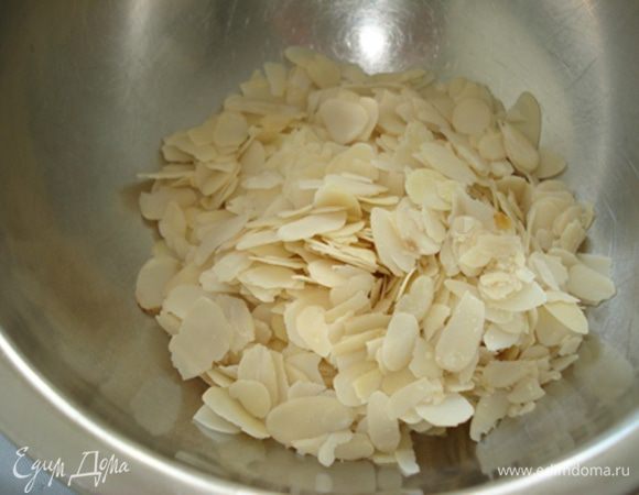 Всыпать миндальные лепестки,быстро перемешать,лепестки должны оказаться полностью покрыты карамелью.
