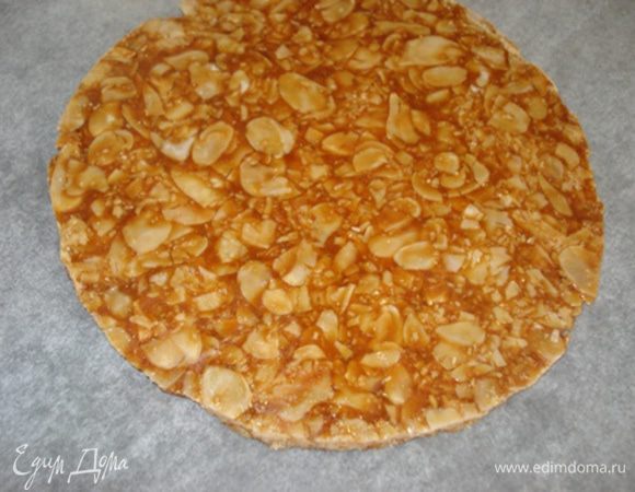 Дать остыть,вырезать горячим ножом  круг,диаметром немного меньше диаметра торта.
Нугатин лучше сразу же разрезать на треугольники,т.к. мусс очень нежный и при разрезании торта нугатин помнет мусс.