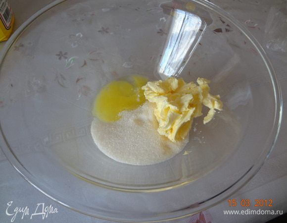 Отделить желток от белка и соединить с песком, добавив размягченное сливочное масло. 
