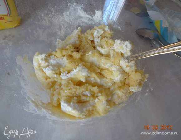 Высыпать в эту массу половину нашей муки, перемешать. Затем творог и ванилин. Перемешать. 
