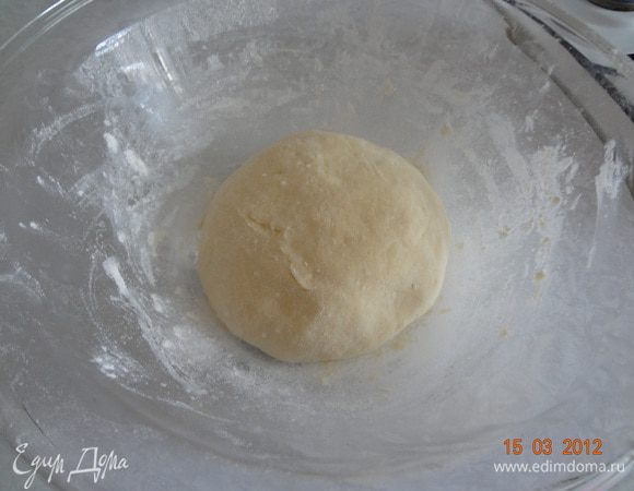 Затем снова муку, разрыхлитель и замесить тесто, которое не липнет к рукам. 