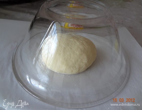 Накрыть тесто миской и дать ему постоять минут 20. 