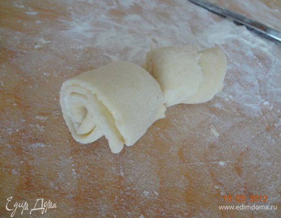 Рулетик разрезать ножом по середине - и у нас 2 розочки :)