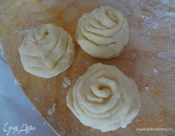 Аналогично готовим остальные розочки. Можно подправить розочки, чтоб красивей было =)