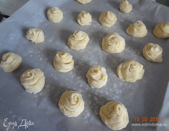 Выложить все на противень, покрытый бумагой для выпечки. 