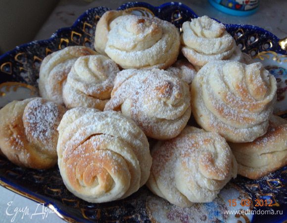 Выпекать в разогретой духовке при 180 градусах минут 15-17. Готовые розочки посыпать сахарной пудрой. 