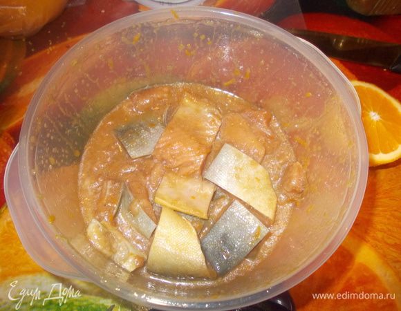 филе разрезать на кусочки.Смешайте соевый соус и кунжутное масло. Добавьте коричневый сахар. Натрите цедру апельсина.Выжмите сок половины апельсина.Залейте рыбку половиной маринада и оставьте на 15 минут.затем обжарить на оливковом масле или запеките в духовке.