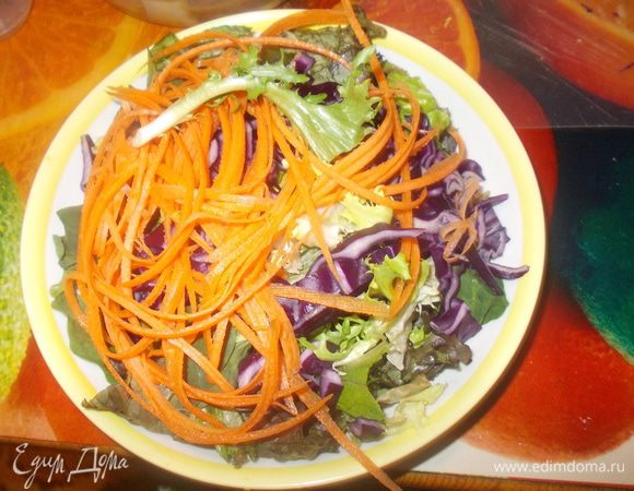 Смешайте салат, нарезанную морковь, наструганную капусту.