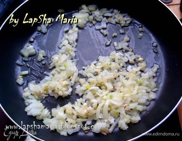 Итак, первым делом нам надо предварительно отварить фасоль. Замачиваем её в холодной воде на два-три часа, а лучше вообще на ночь. Затем отвариваем её до тех пор, пока фасоль не разварится. Соль добавляем в самом конце варки. Лук и чеснок порубить и обжарить да прозрачности на смеси сливочного и оливкового масел. Важно не передержать, чтобы лук не подгорел, это может испортить вкус паштета.