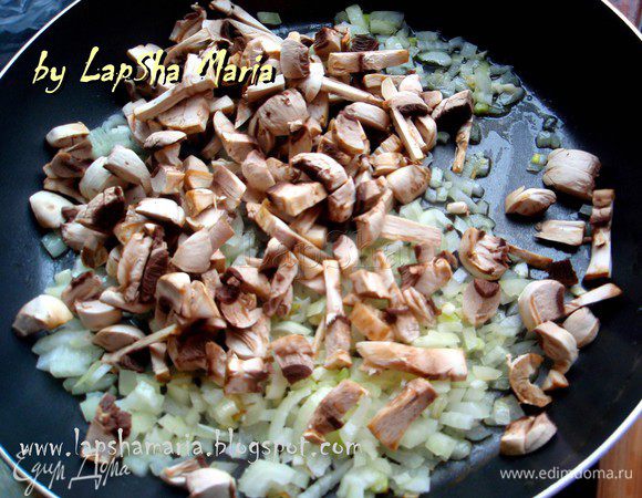 Добавить мелко нарезанные шампиньоны...