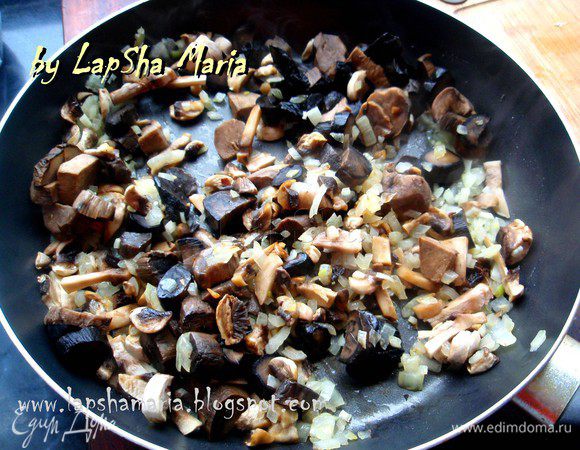 ... и нарезанные лесные грибы, обжарить минут 5-7 все вместе.