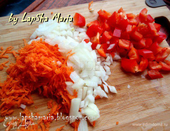 Итак, первым делом приготовим соус. Для этого нам надо нашинковать мелко все ингредиенты: репчатый лук, чеснок, перчик. Морковь лучше натереть на терке