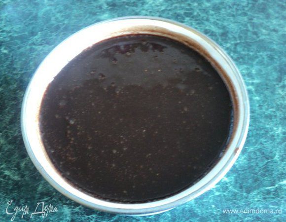 Приготовить шоколадное масло: шоколад растопить на водяной бане, добавить размягченное сливочное масло, перемешать, добавить просеянную муку и вымешать до однородной гладкой массы. Переложить в емкость закрыть крышкой или пищевой пленкой и поставить в морозилку на 1 час для застывания.