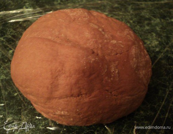 Для теста: просеять в миску 400 г муки (100 г оставить для подсыпки) и какао, перемешать. В стакан добавить яйцо, долить до верха ледяной воды,слегка взбить и вылить в мучную смесь, добавить соль, лимонный сок. Добавить еще 100 г холодной воды и быстро замесить гладкое тесто. Скатать тесто в шар, обернуть полотенцем и дать полежать 20 мин.