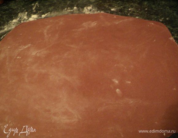 Тесто раскатать в пласт, по возможности прямоугольной формы. Края раскатать тоньше, чем середину. Пласт присыпать мукой, накрыть полотенцем и оставить на 10 мин.