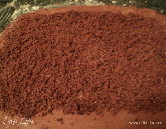 Выложить стружку равномерным слоем на пласт теста, отступив  от краев по длинным сторонам 1.5-2 см стружку слегка прижать к пласту.