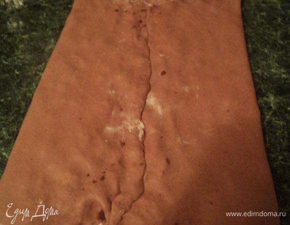 Завернуть короткие стороны пласта теста поверх масла в середину, защипать края. Накрыть полотенцем и оставить на 10 мин.