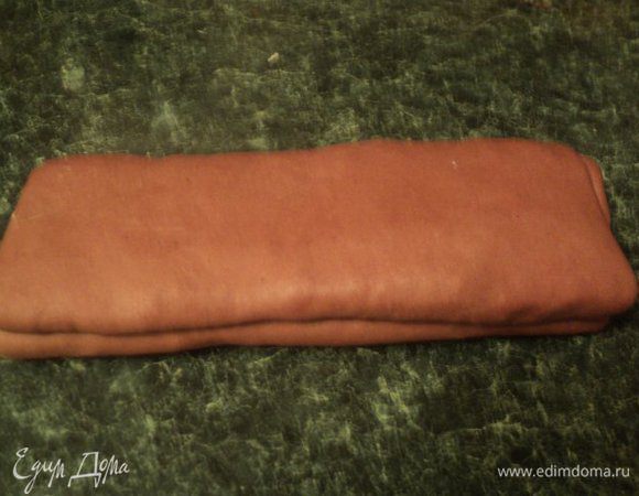 Снова свернуть  пласт по коротким сторонам на ¼ длины и еще раз в середину. Получится брусок в 4 слоя.  Завернуть полученный брусок в полотенце и положить в холодильник на 20 мин.