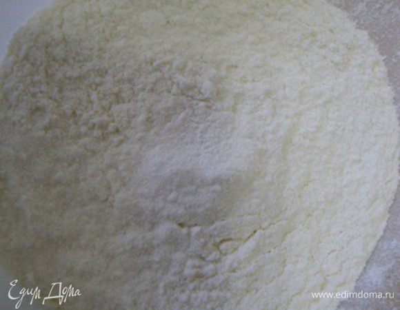 Муку смешиваем с разрыхлителем
