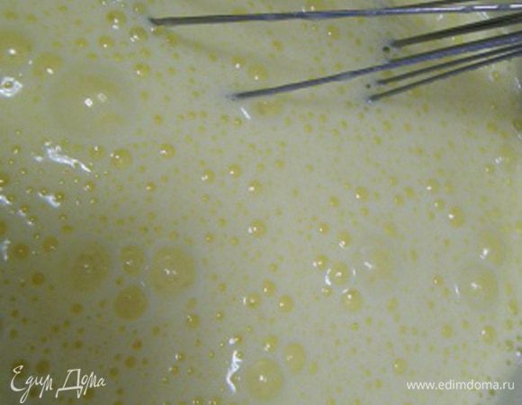 Яйца взбиваем с сахаром добела.