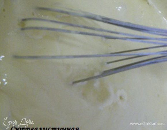 Вводим растительное масло  пробиваем тесто, добавляем кипяток и снова взбиваем.