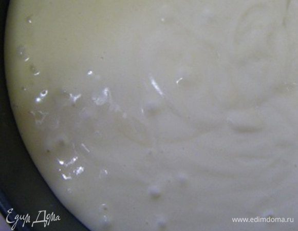 Выкладываем тесто в разъемную форму.