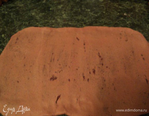 Достать тесто и подсыпая мукой осторожно раскатать в пласт толщиной 1 см. Повторить процедуру складывания в четверо и снова положить тесто в холодильник на 20 мин. Повторить эту процедуру еще 2 раза.