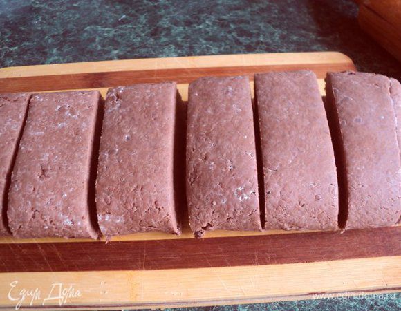 Готовое тесто разделить на 6 частей.