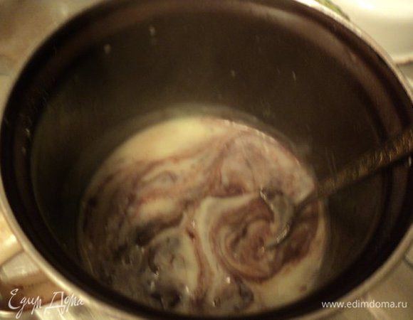 Подготовить заварной крем: яйцо растереть добела с сахаром и ванильным сахаром, добавить молоко, крахмал, размешать и на небольшом огне довести смесь до загустения (не кипятить!). Снять с огня, добавить поломанный кусочками шоколад, размешать до его расплавления и получения однородной гладкой массы. 