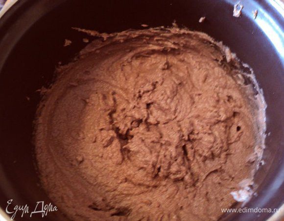 Размягченное масло взбить миксером, постепенно добавляя охлажденный шоколадный крем.