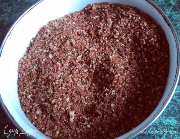 Для посыпки измельчить в блендере обрезки коржей и грецкие орехи. По желанию можно добавить корицу.