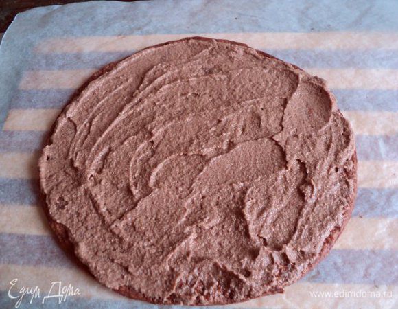 Коржи  сложить друг на друга, смазывая кремом. Коржи слегка придавливать. Бока и верх торта также смазать кремом и посыпать крошкой. Оставить торт на ночь.