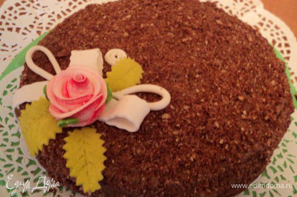 Готовый торт можно украсить цветочками из мастики. Приятного аппетита!