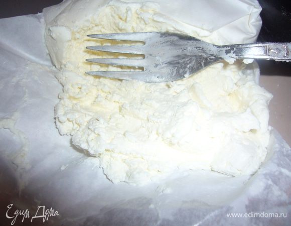размять творог вилкой(я добавляю чуть соли)